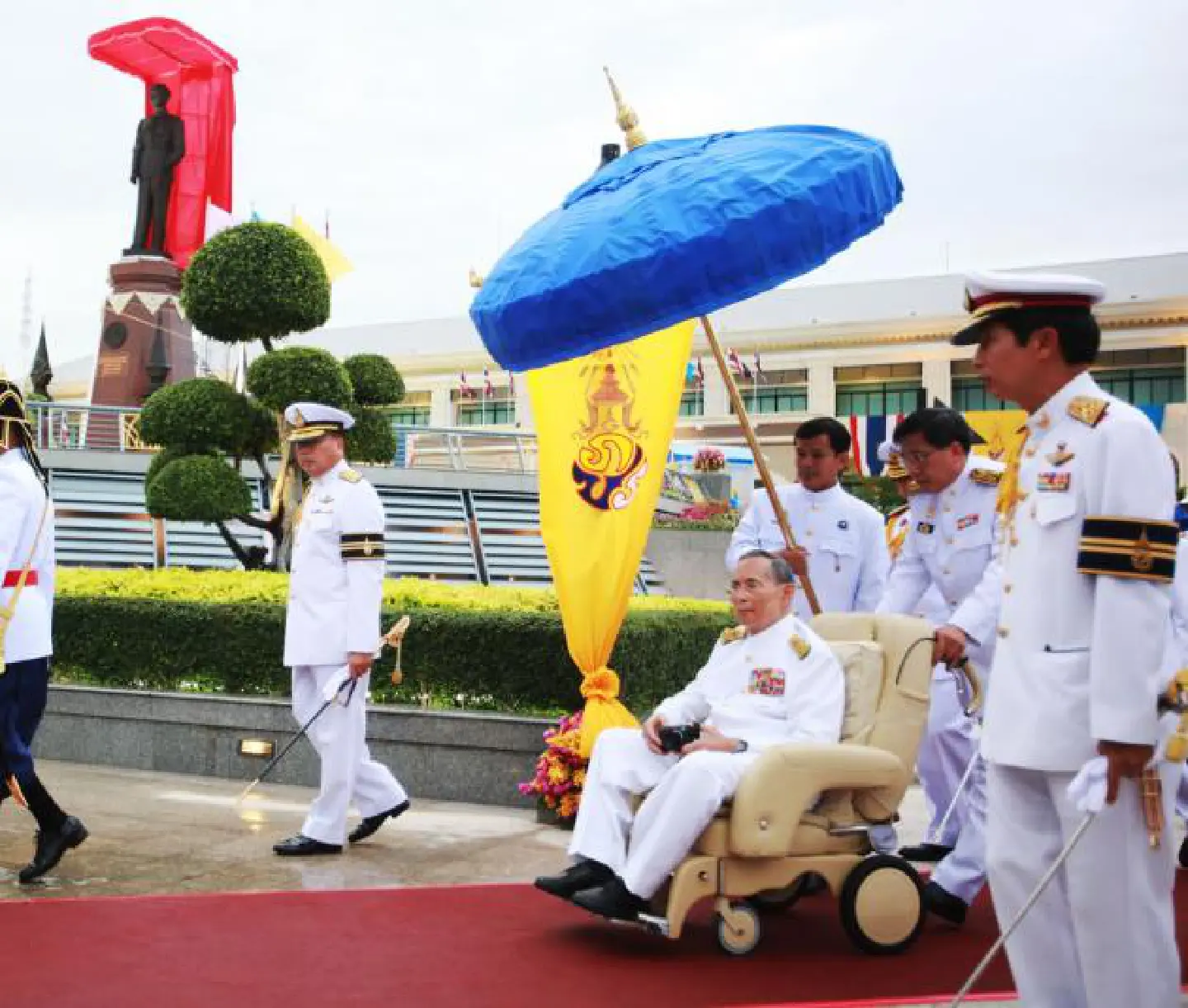 HM unveils King Rama VIII statue