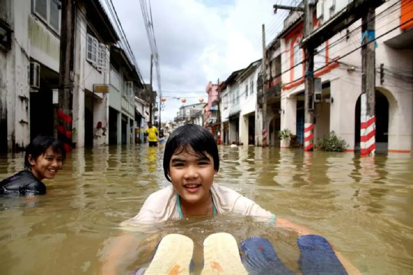 400 homes in Phrae affected by flooding; rail line cut 400 homes in Phrae affected by flooding; rail line cut