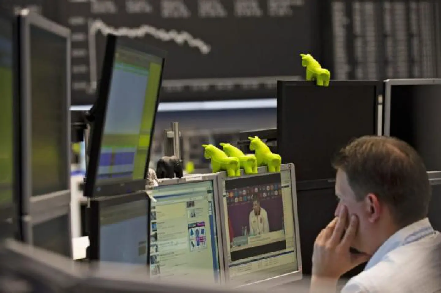Stocks end lower, as volatility remains Stocks end lower, as volatility remains