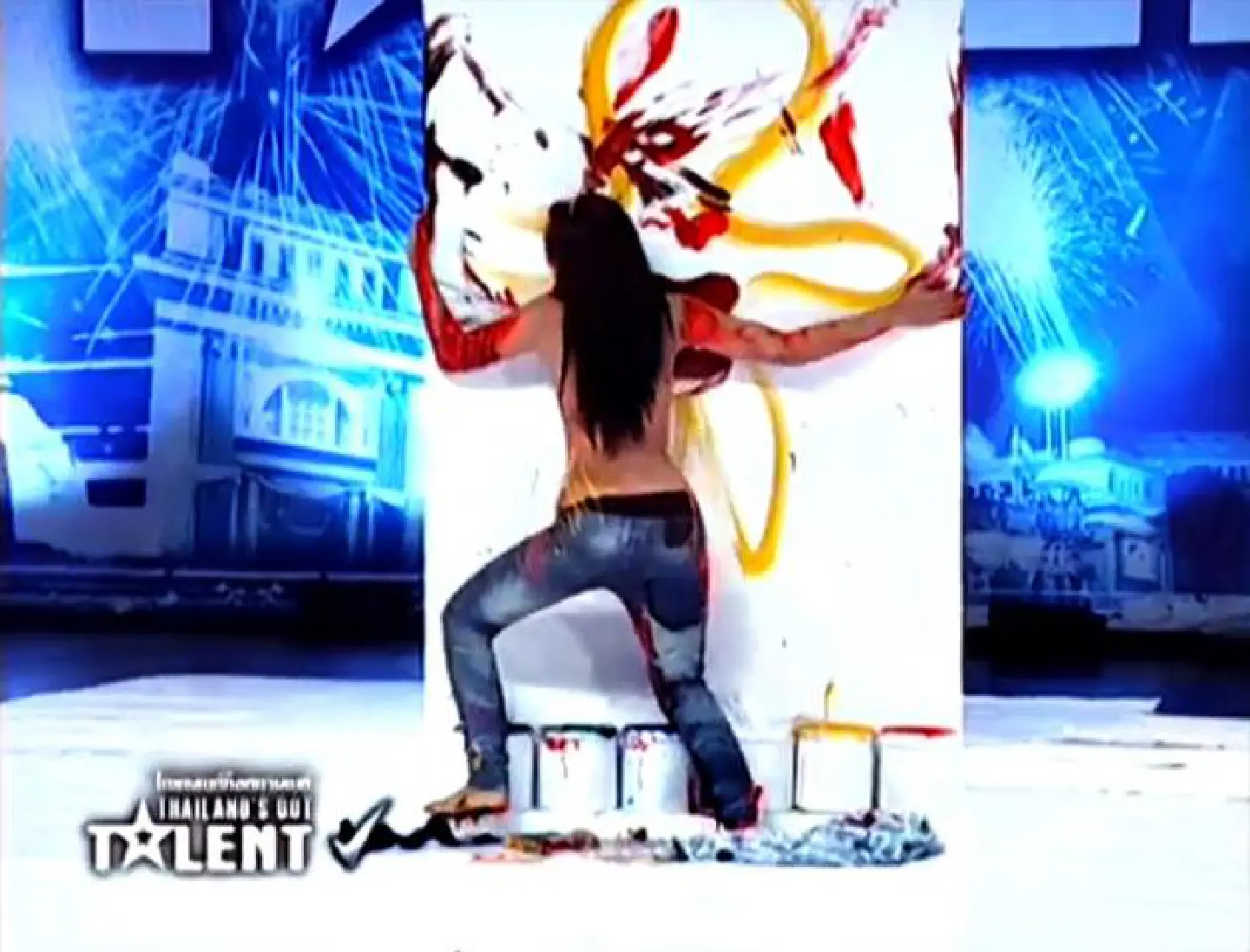 Talented boobs get a big hand