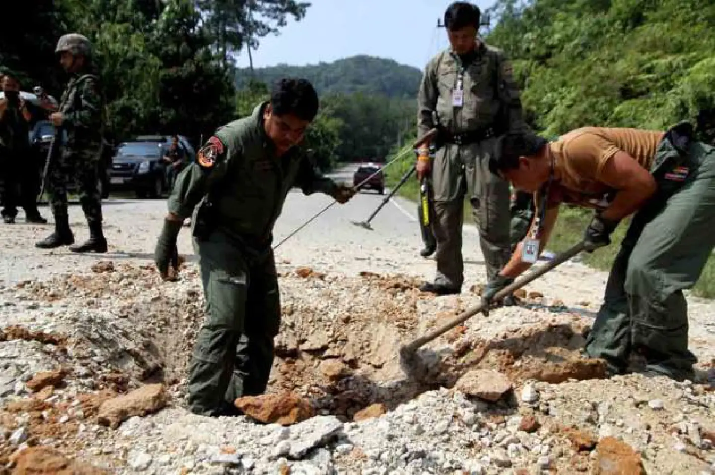 Two injured in Narathiwat blast Two injured in Narathiwat blast