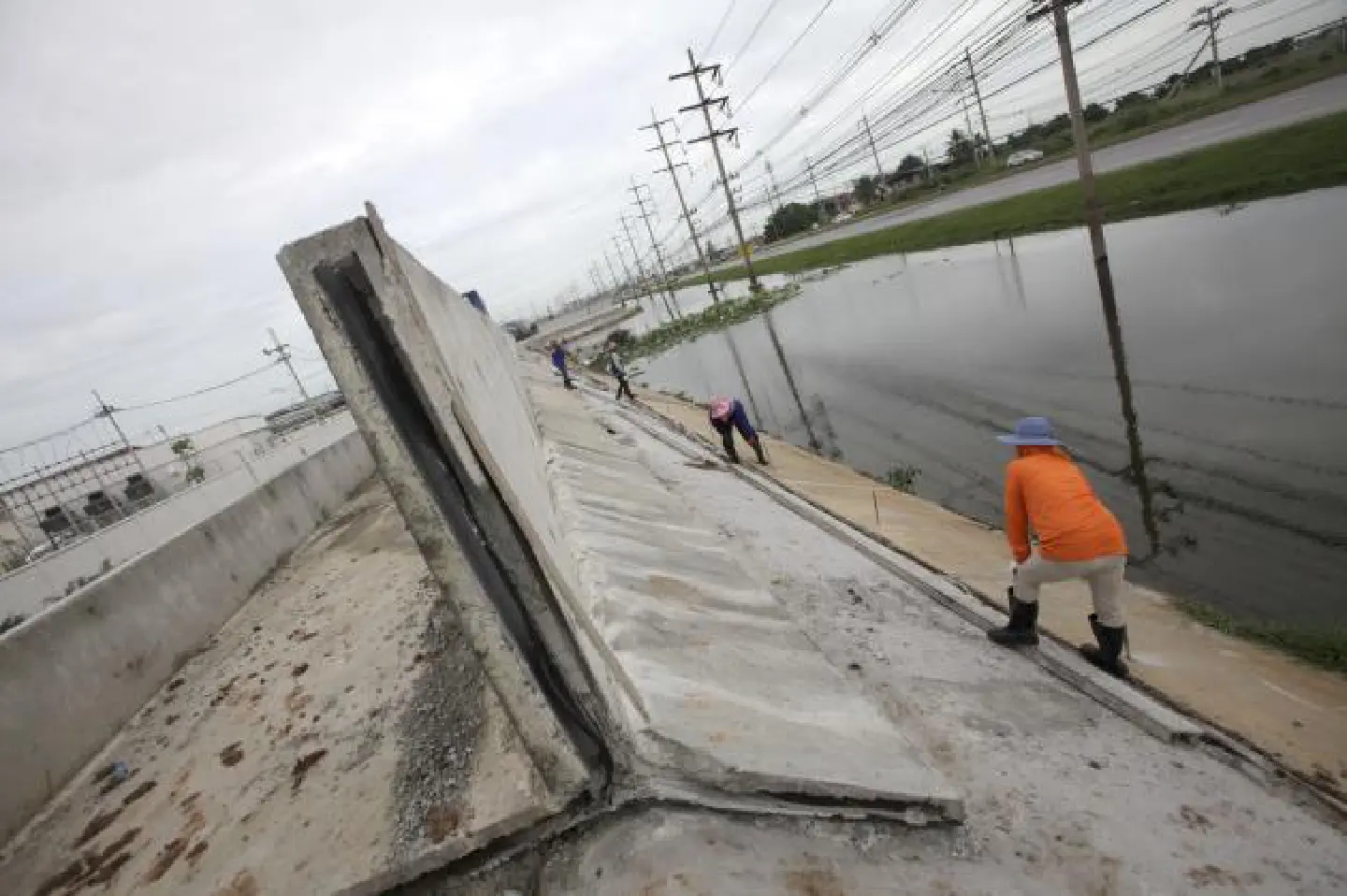 Ministers row over flood projects Ministers row over flood projects