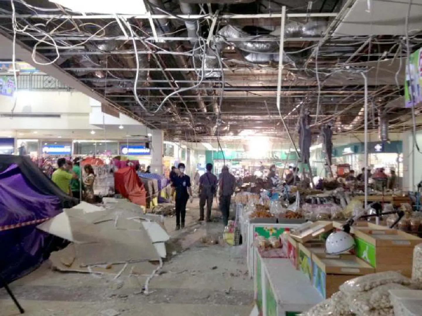 Shoppers hurt in Tesco ceiling collapse Shoppers hurt in Tesco ceiling collapse