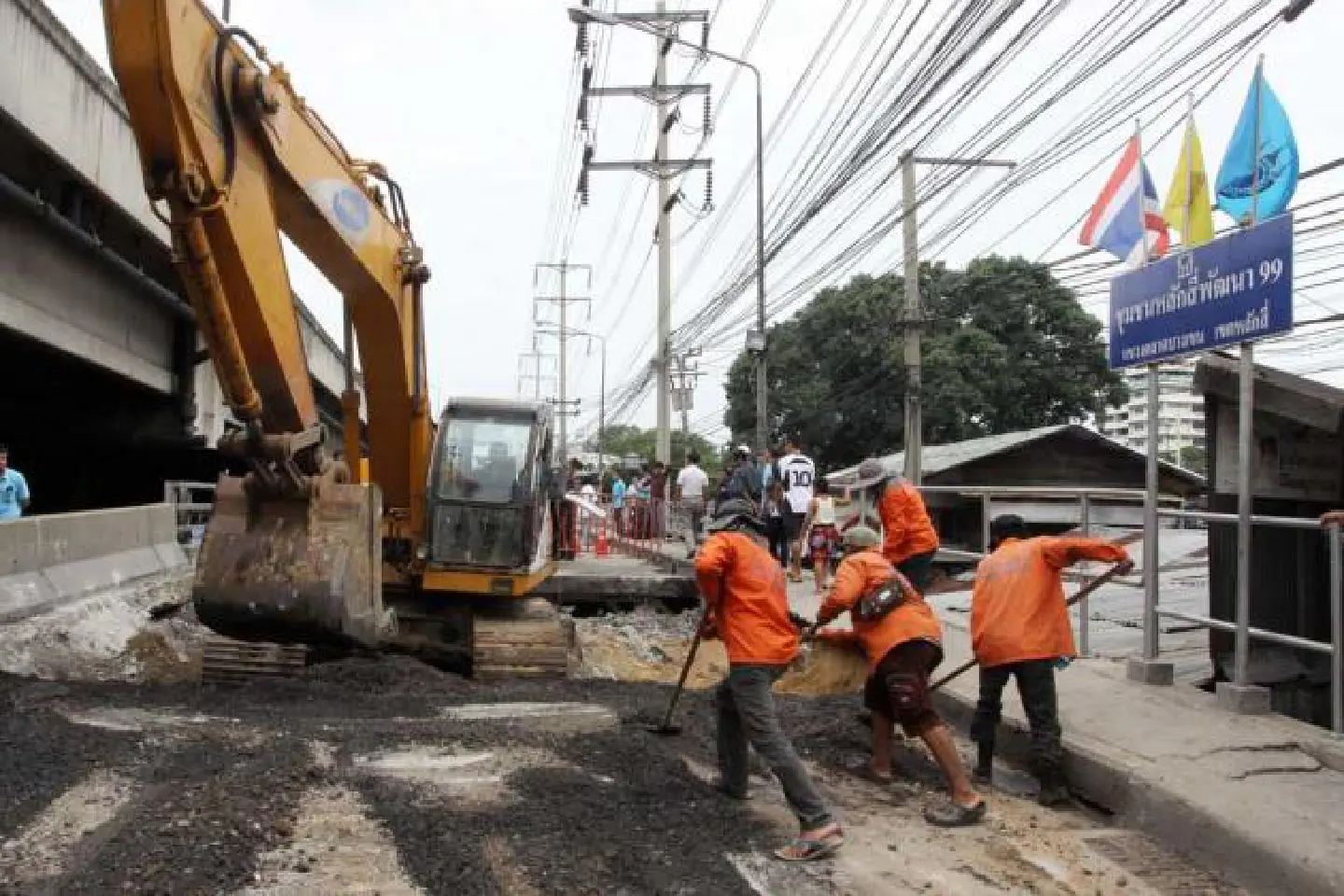Workers try to get sinkhole sealed for holiday traffic Workers try to get sinkhole sealed for holiday traffic