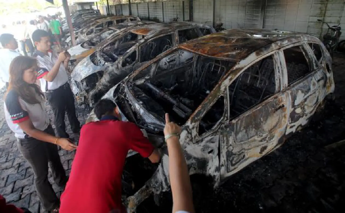 Senator's car dealership set ablaze by insurgents Senator's car dealership set ablaze by insurgents
