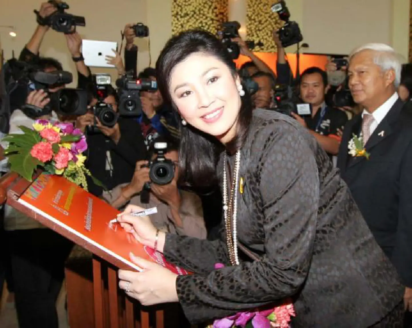 Yingluck boosts crisis centre Yingluck boosts crisis centre