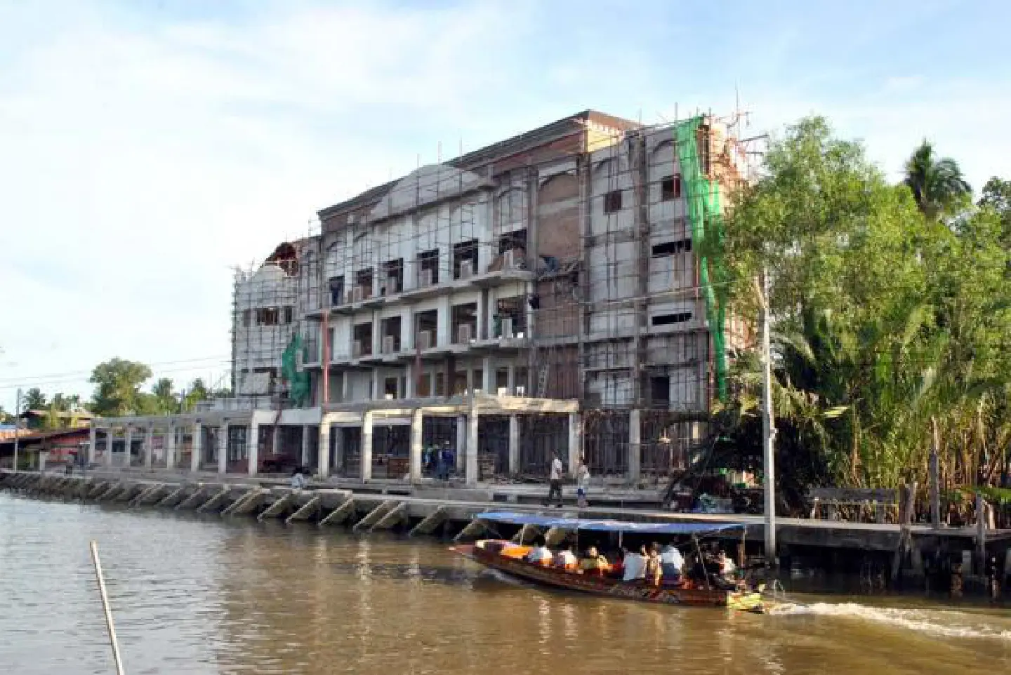 Canal people demand Thai style for hotel Canal people demand Thai style for hotel