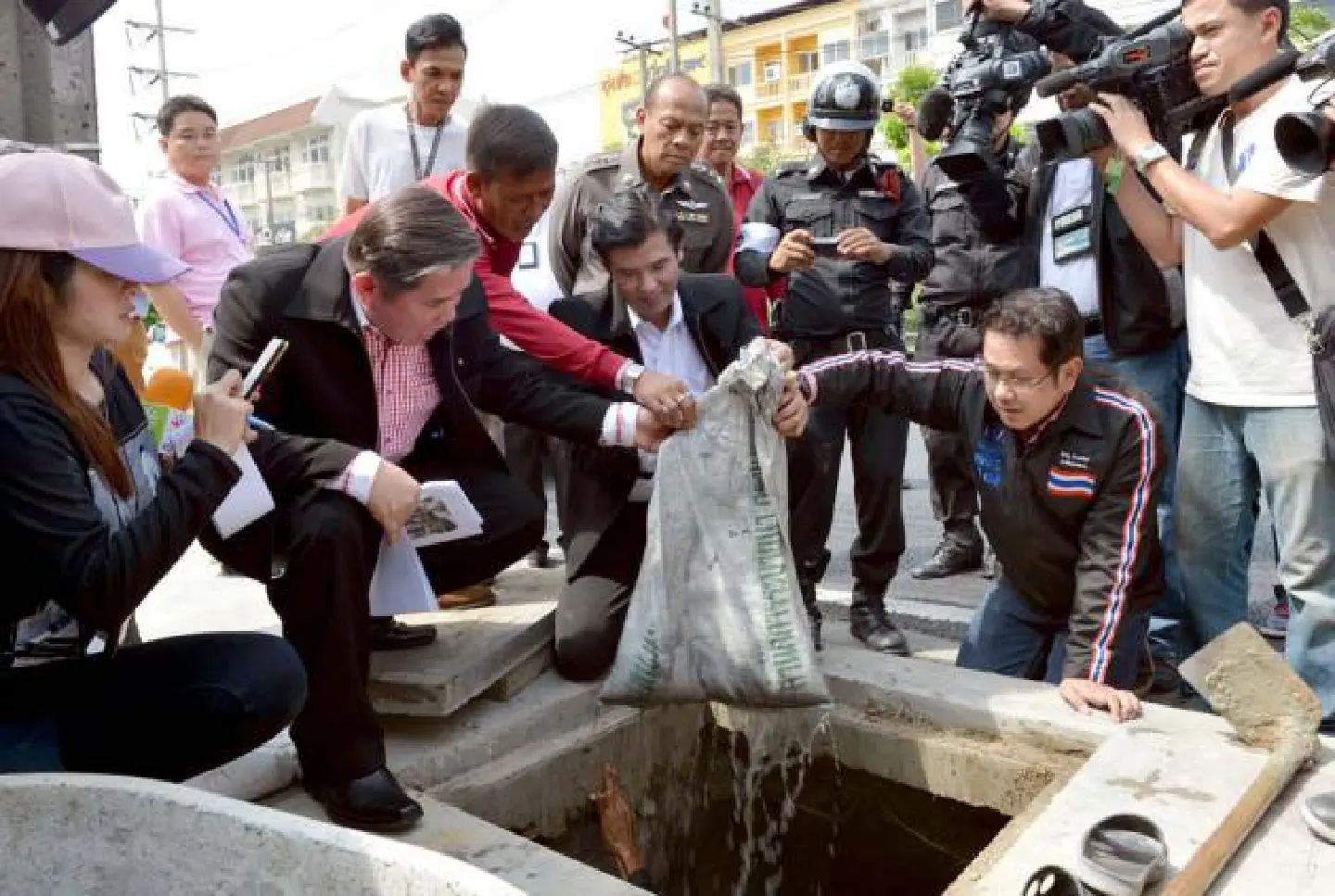 Remove sandbags in 15 days, governor told Remove sandbags in 15 days, governor told