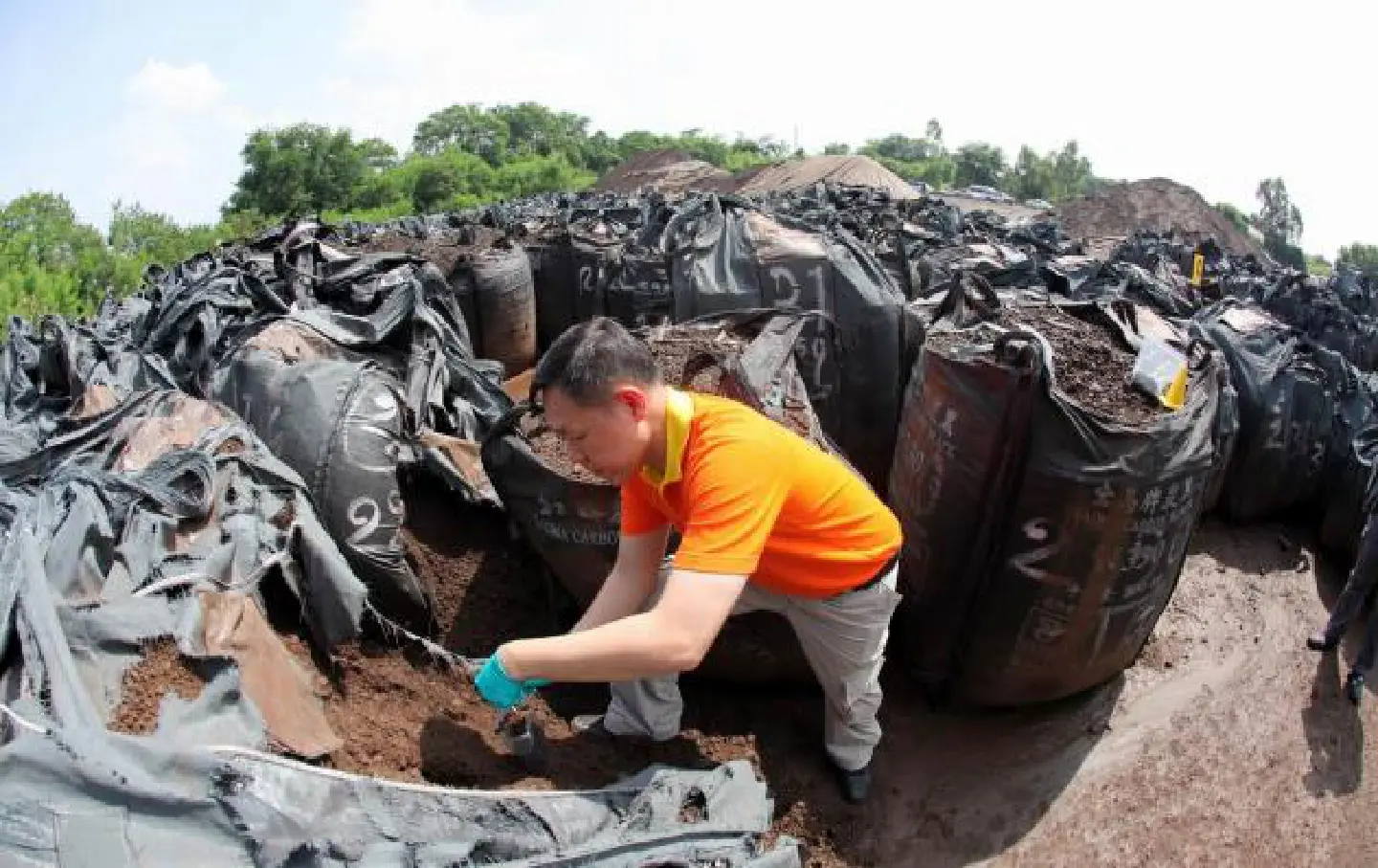DSI seizes industrial waste in Chon Buri DSI seizes industrial waste in Chon Buri