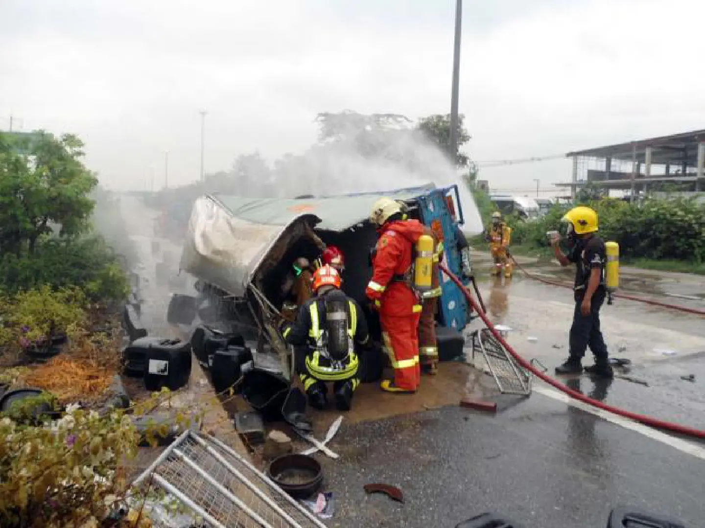 Truck spills acid near Bangkok Truck spills acid near Bangkok