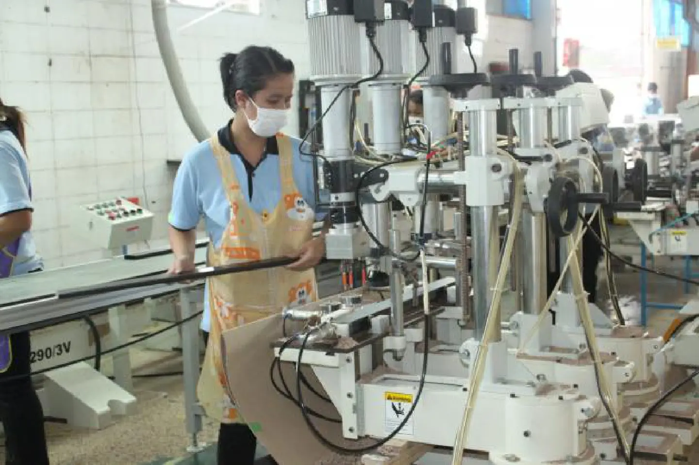 Few will be laid off due to wage increase: govt Few will be laid off due to wage increase: govt