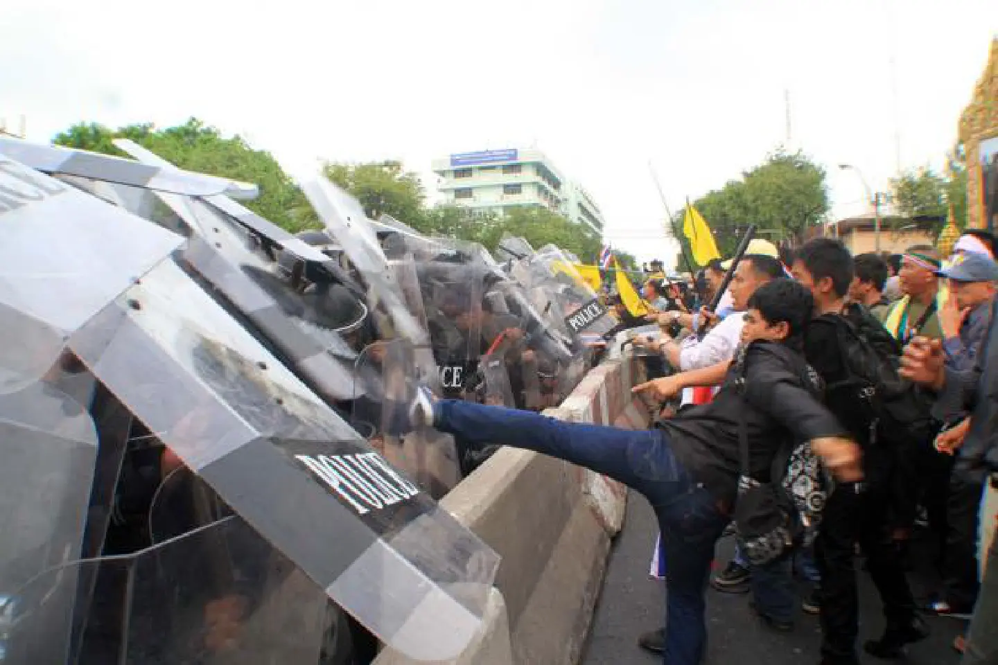 Protesters injured, arrested in clashes with police Protesters injured, arrested in clashes with police