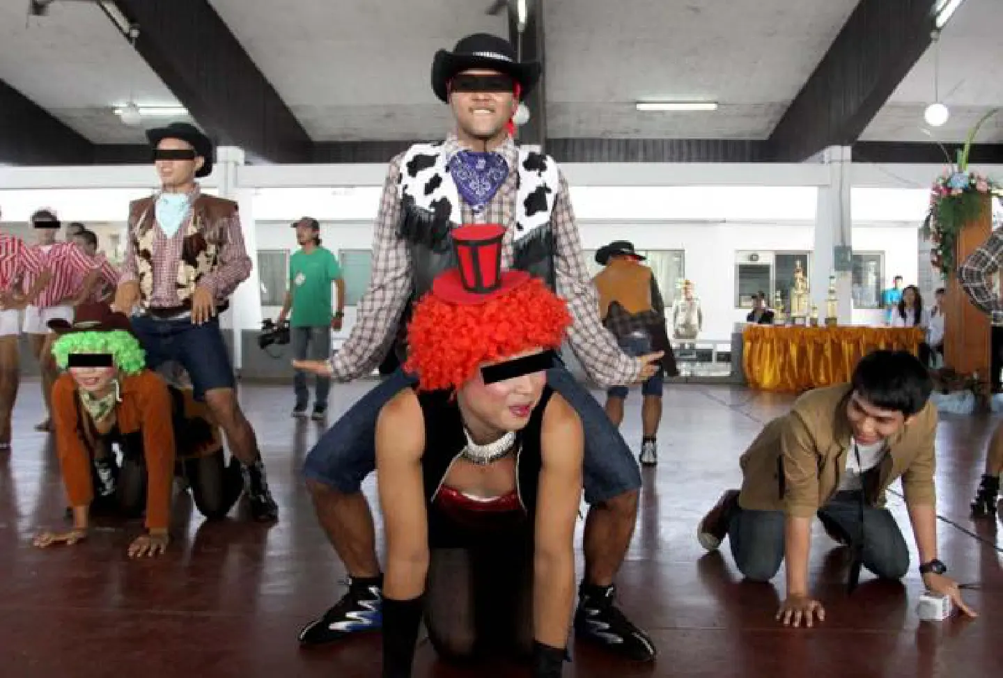 Prisoners go 'Gangnam Style' Prisoners go 'Gangnam Style'