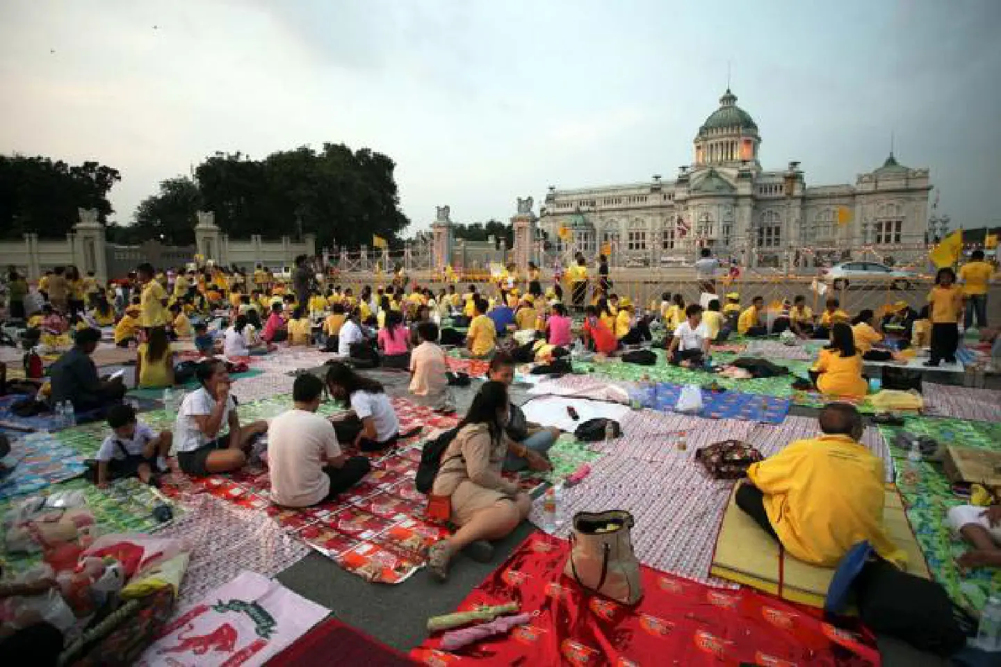 Loyal Thais flock to city for a glimpse Loyal Thais flock to city for a glimpse