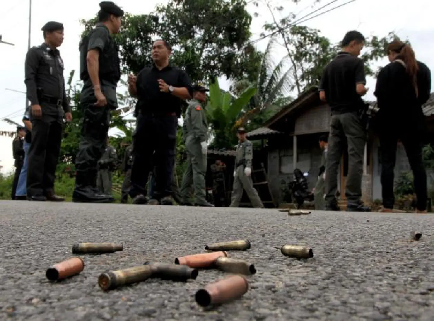 Teashop sprayed with bullets; school in Pattani Teashop sprayed with bullets; school in Pattani
