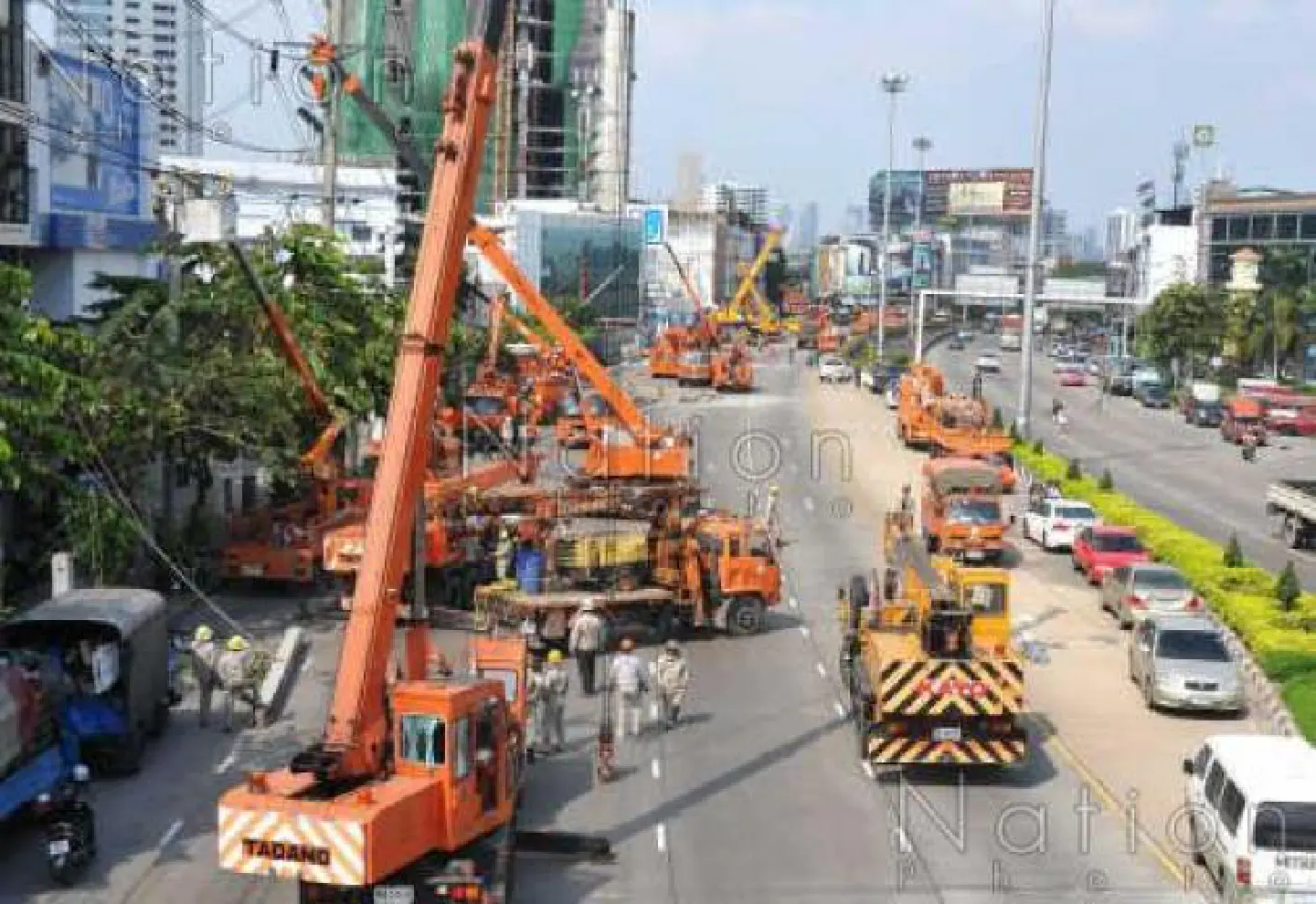 Crane accident leaves Rama III area without power Crane accident leaves Rama III area without power
