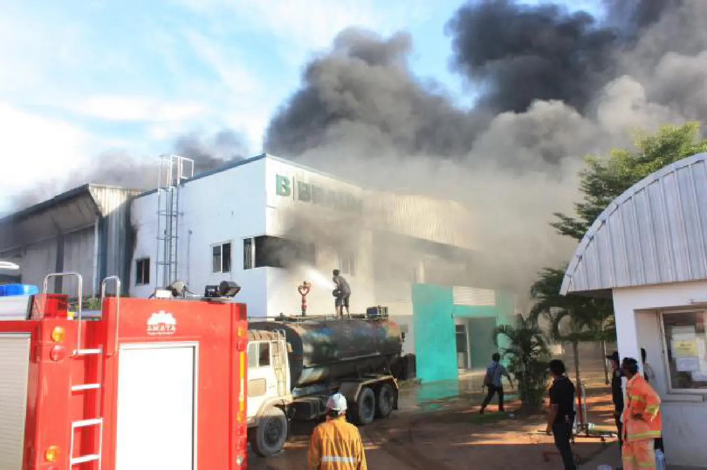 Rayong medical equipment plant hit by fire Rayong medical equipment plant hit by fire
