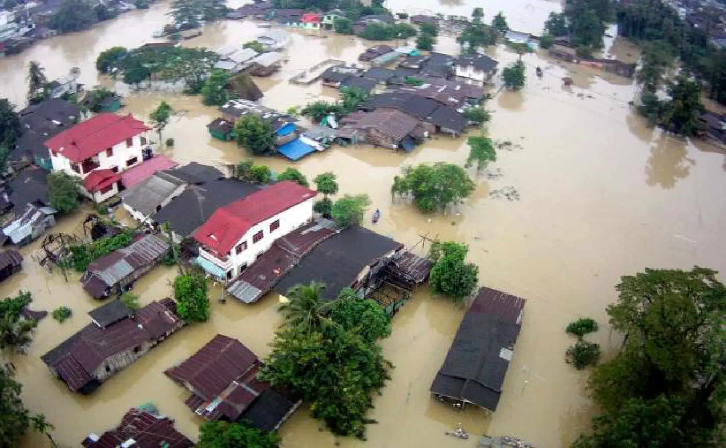 Thousands hit by floods in south Thousands hit by floods in south