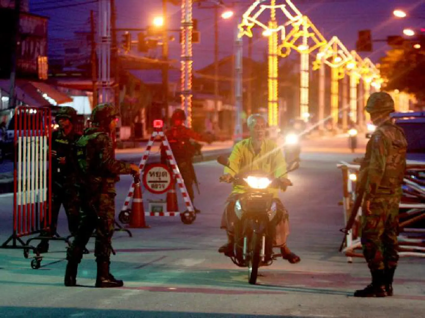 Chalerm to push for curfew in South Chalerm to push for curfew in South