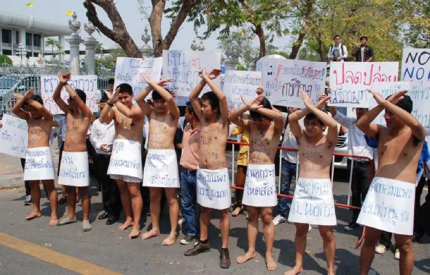 Students oppose bill granting Kasetsart Students oppose bill granting Kasetsart