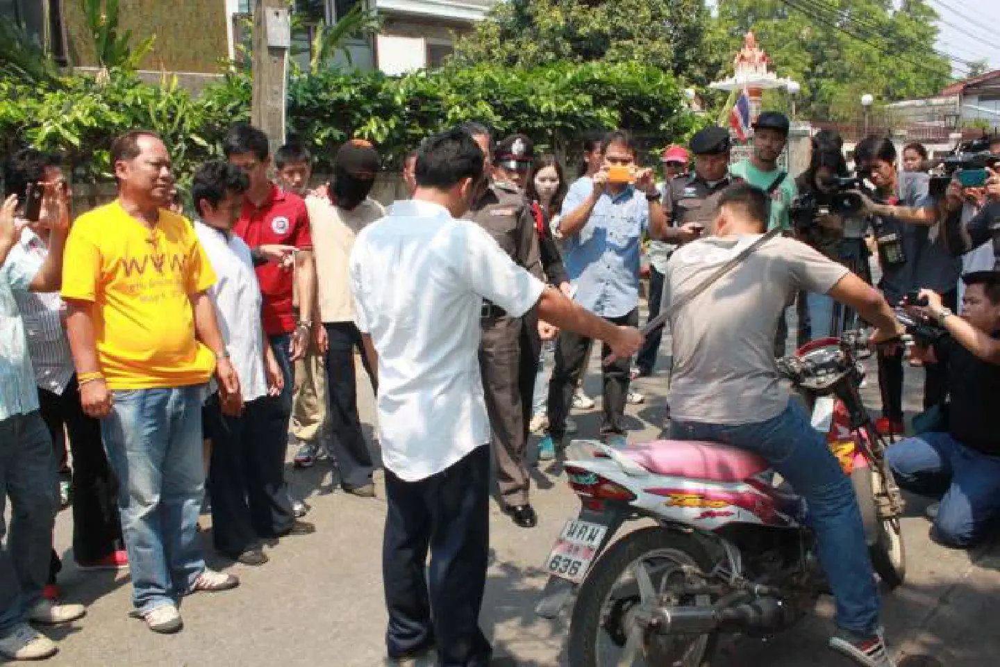 Student trio arrested for cutting off rival's fingers Student trio arrested for cutting off rival's fingers
