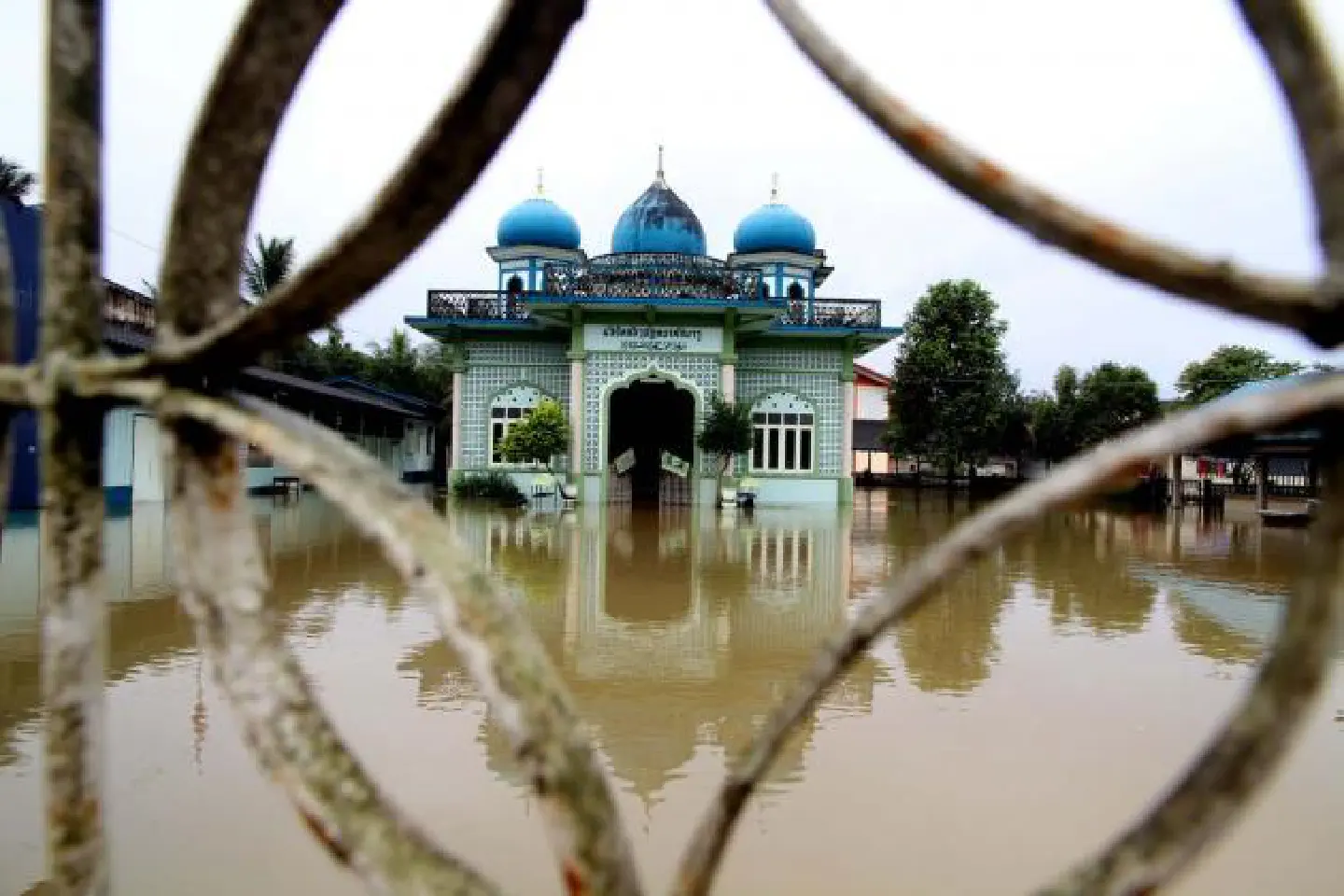 Schools closed, more residents evacuated as South floods Schools closed, more residents evacuated as South floods