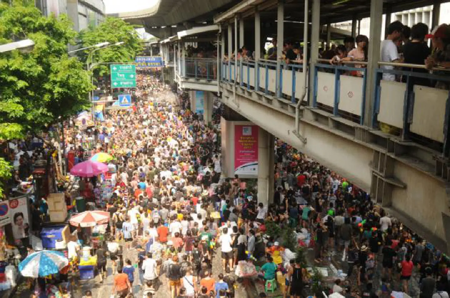 Revellers soak in Songkran festivities Revellers soak in Songkran festivities