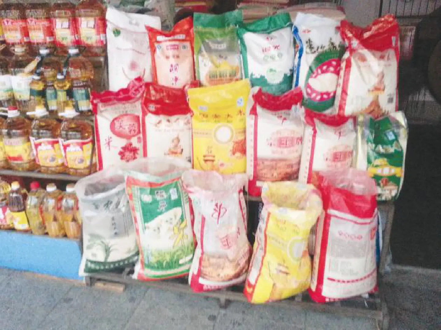 Chinese importers mix costly Thai jasmine rice with cheaper grains to maintain profit Chinese importers mix costly Thai jasmine rice with cheaper grains to maintain profit