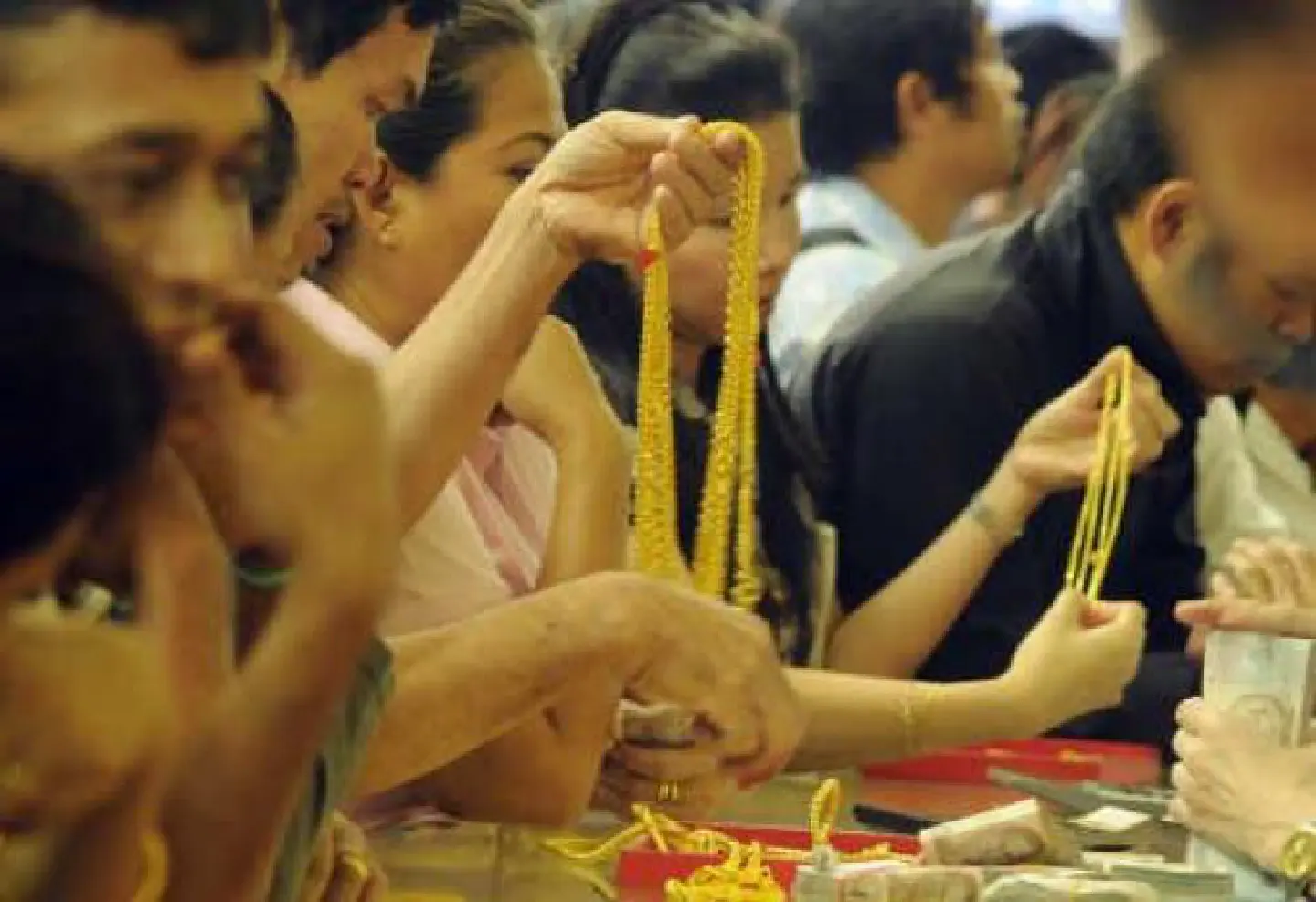 Central banks hit as gold loses glitter Central banks hit as gold loses glitter