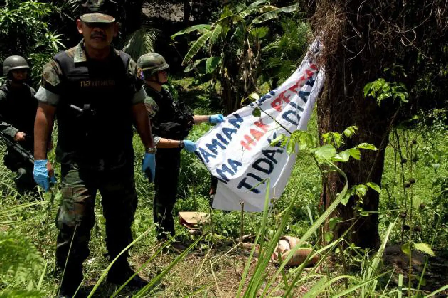 Four bomb-disposal officers killed in South, six others wounded in gas-cylinder blast Four bomb-disposal officers killed in South, six others wounded in gas-cylinder blast