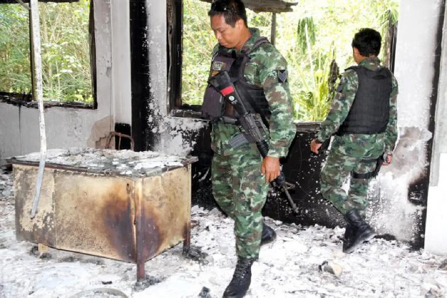 Police on hunt for injured arsonists Police on hunt for injured arsonists