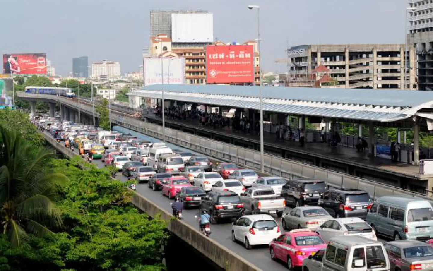BMA to demolish Saphan Taksin Station, put in moving walkways BMA to demolish Saphan Taksin Station, put in moving walkways