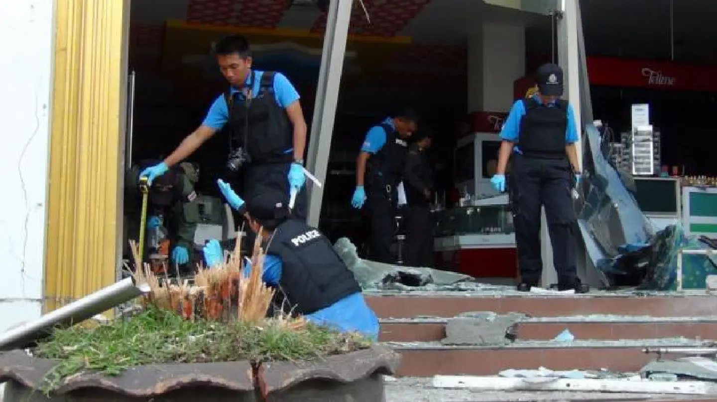 Pattani department store hit by blast Pattani department store hit by blast