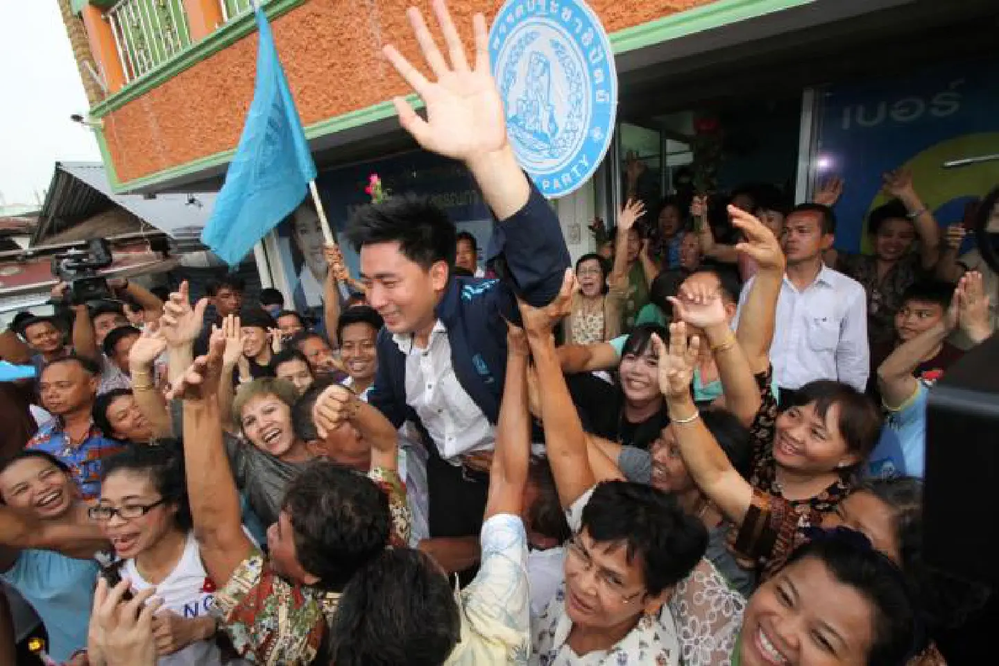 Democrat candidate beats Pheu Thai rival in Don Muang by-election Democrat candidate beats Pheu Thai rival in Don Muang by-election