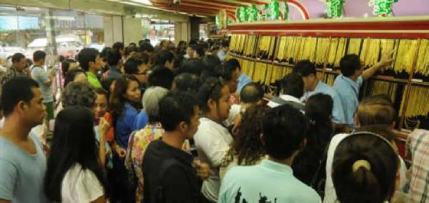 Global gold price hits 3-year low Global gold price hits 3-year low