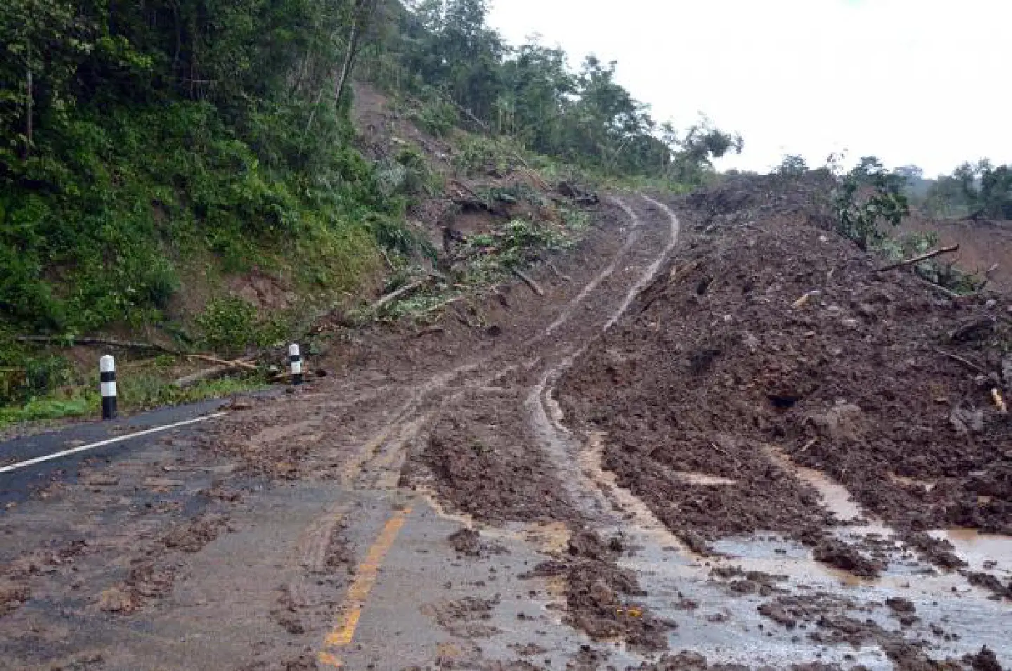 Typhoon Utor's flood threat to border districts in North Typhoon Utor's flood threat to border districts in North