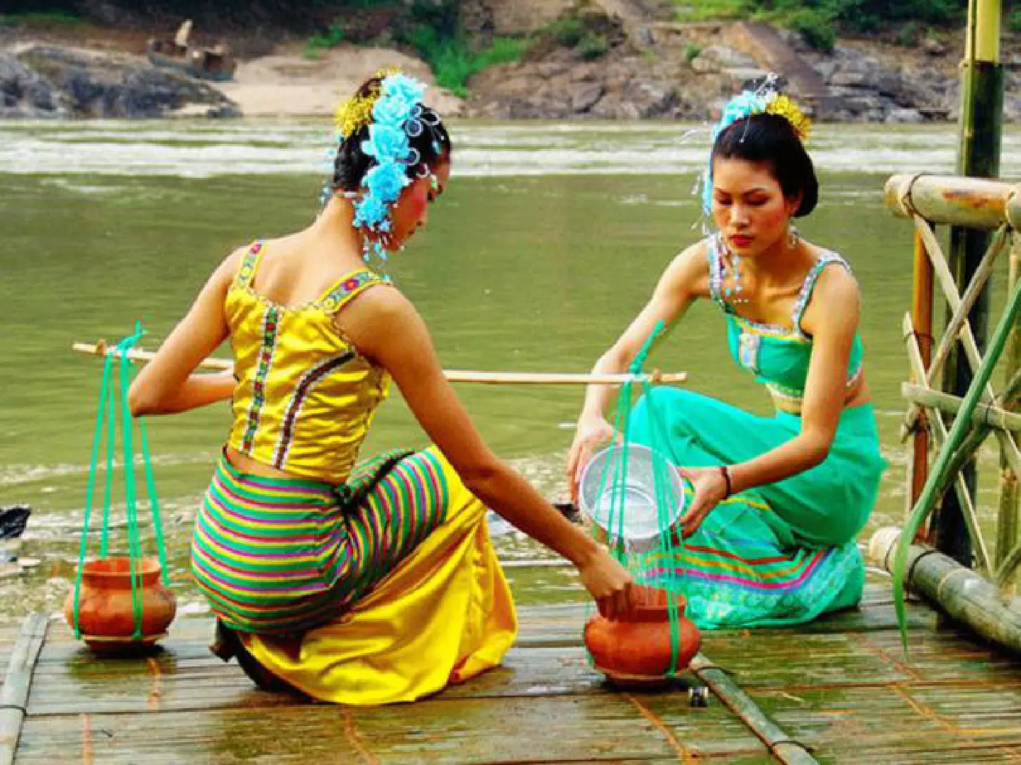 Can I travel overland from northern Thailand to Kunming in China?