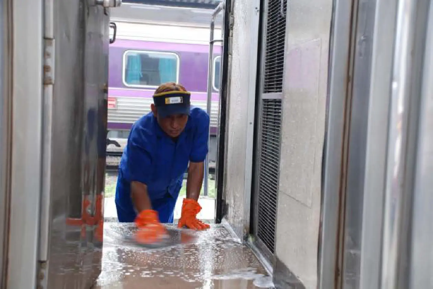 Train services suspended for second day Train services suspended for second day