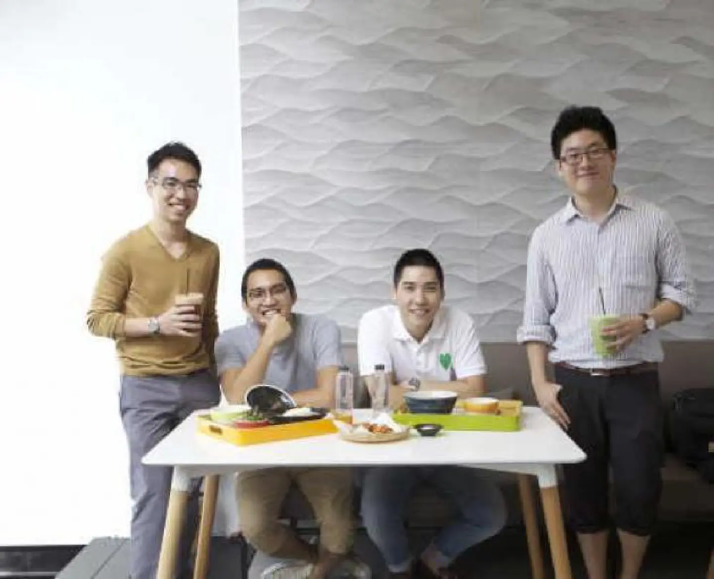 Bloggers help chic cafe to promote its name, trade Bloggers help chic cafe to promote its name, trade