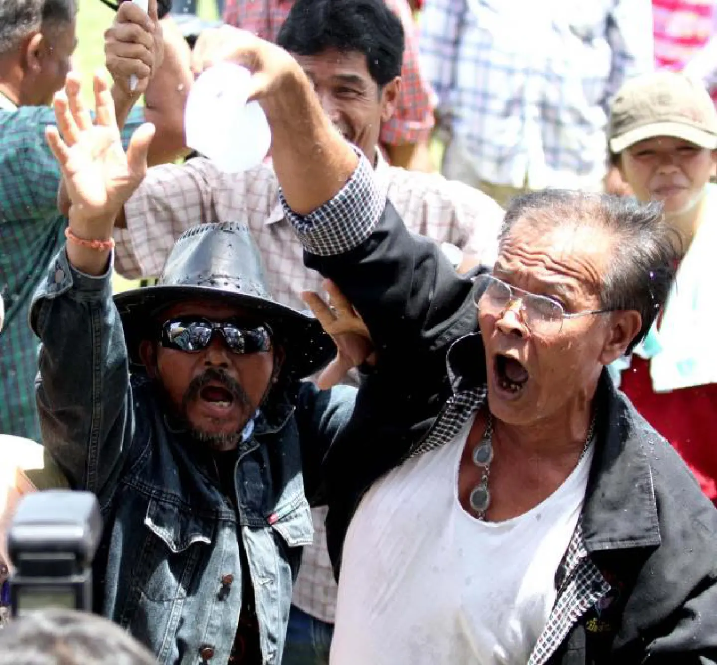 Rubber protesters, govt in tense talks Rubber protesters, govt in tense talks