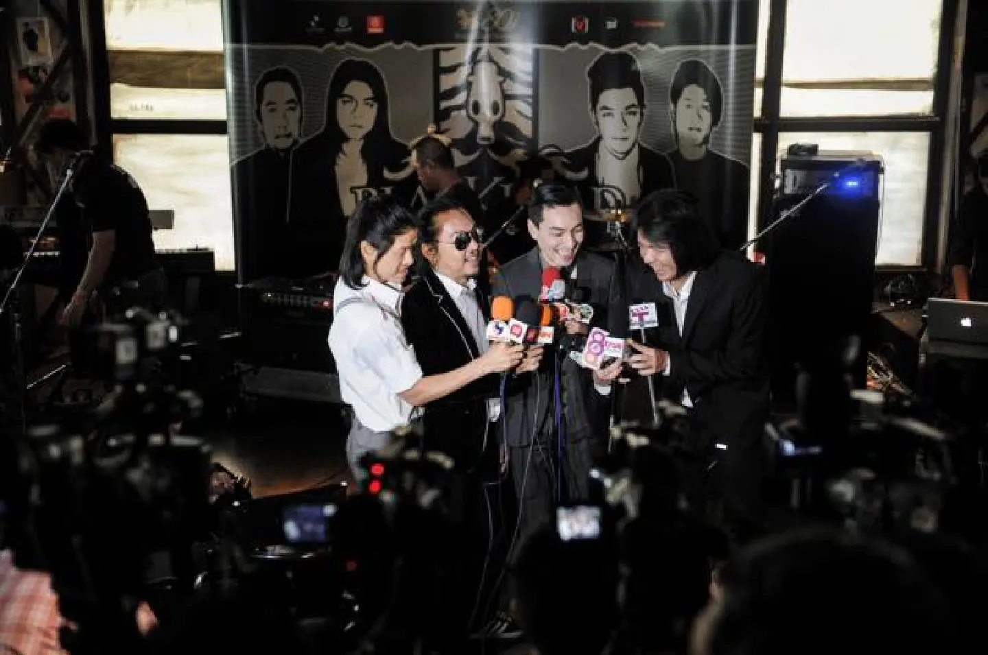 Blackhead draw a 'White Line'