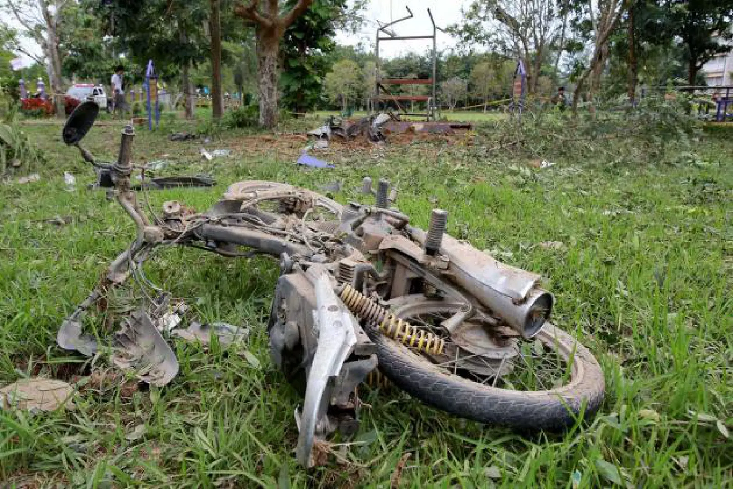 Two soldiers killed, schoolboy injured in Yala blast Two soldiers killed, schoolboy injured in Yala blast