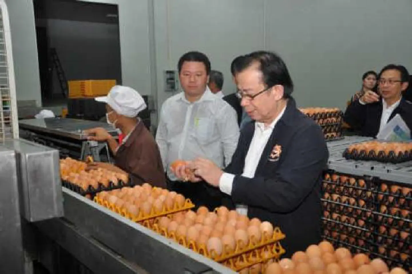 While freezing vendors' prices, Commerce Ministry hits them with new fee While freezing vendors' prices, Commerce Ministry hits them with new fee
