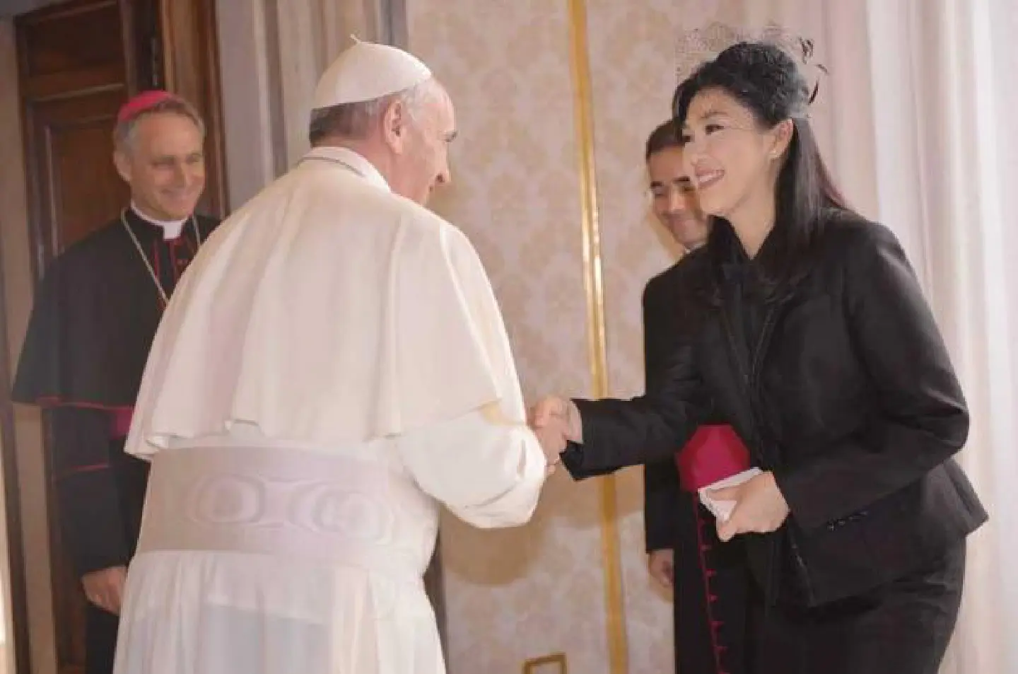 Yingluck wonders why Italian PM wears a dress Yingluck wonders why Italian PM wears a dress
