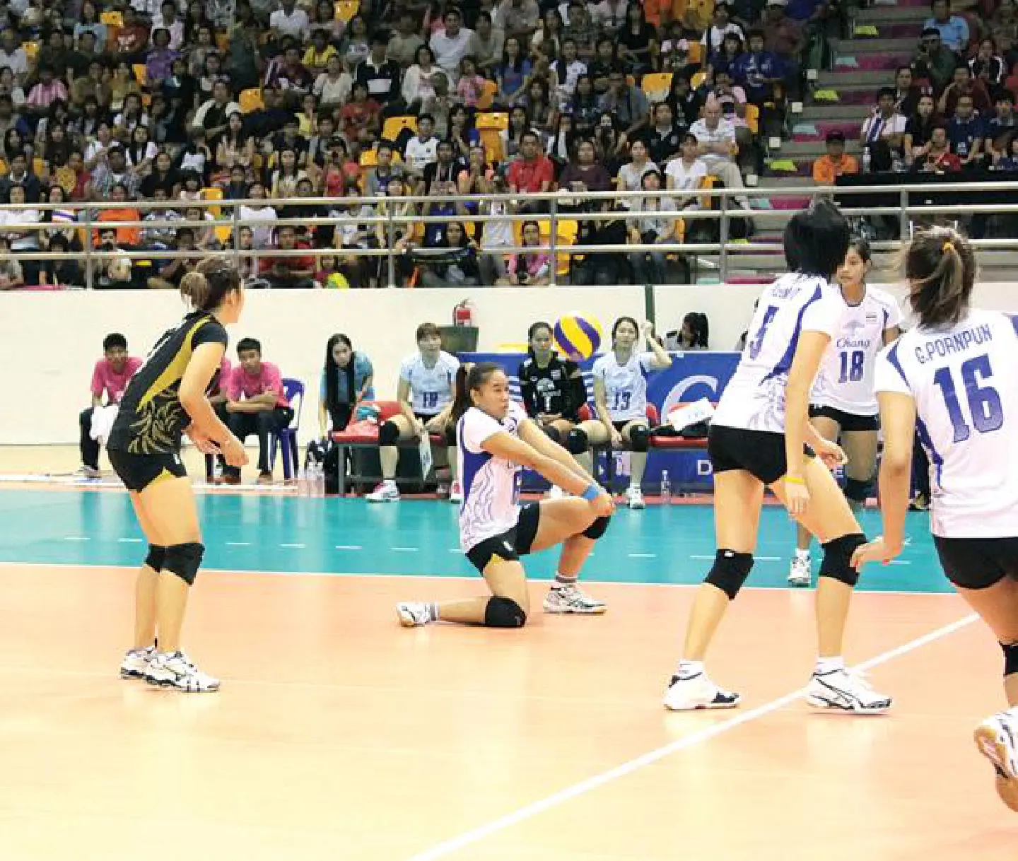 Thailand rout Australia, thrill the crowd