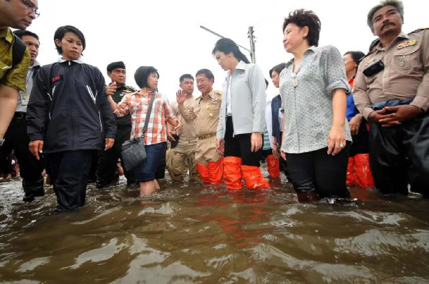 Floods in East 'will last 6 weeks' Floods in East 'will last 6 weeks'