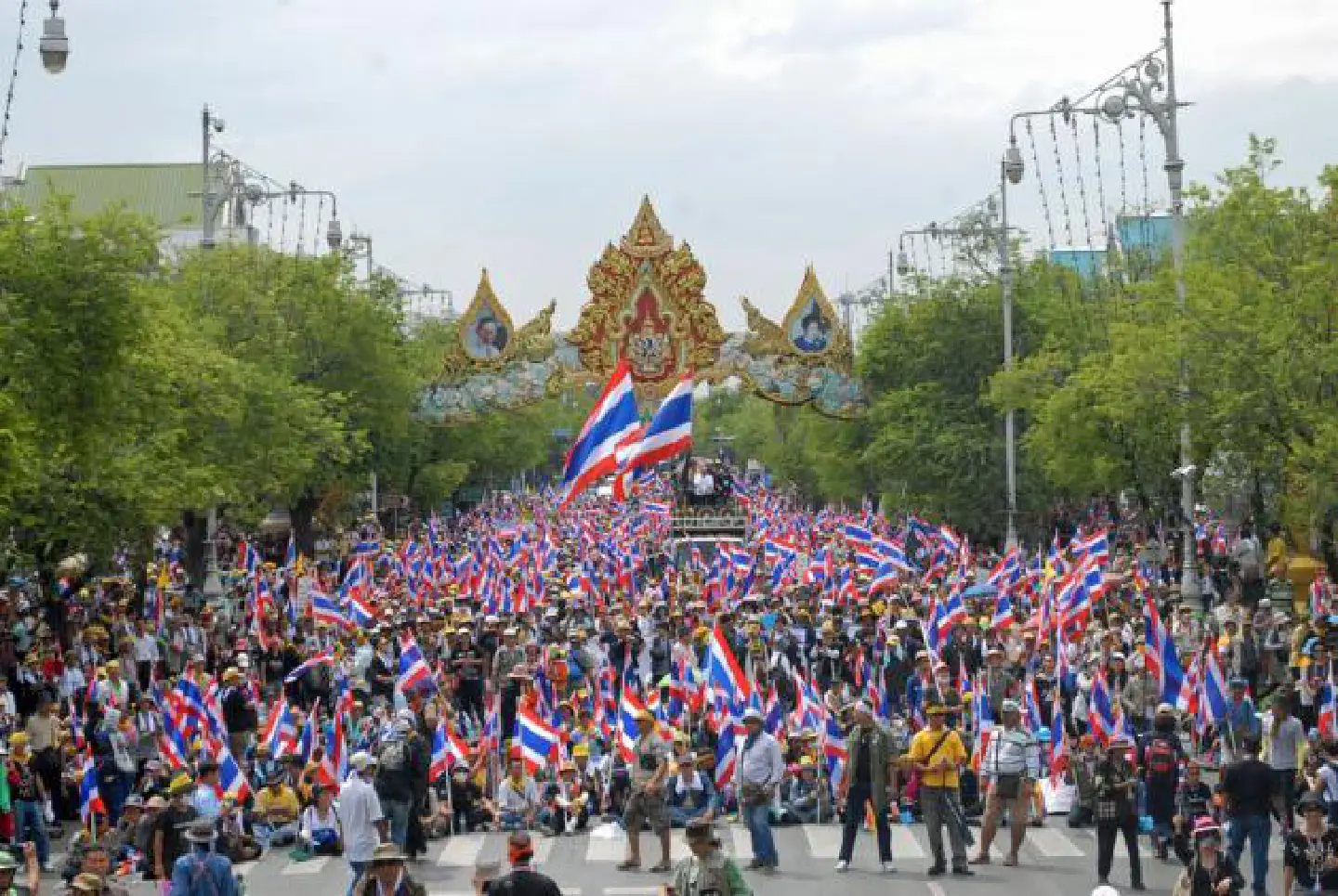 Thammasat lecturers, staff, students show force Thammasat lecturers, staff, students show force