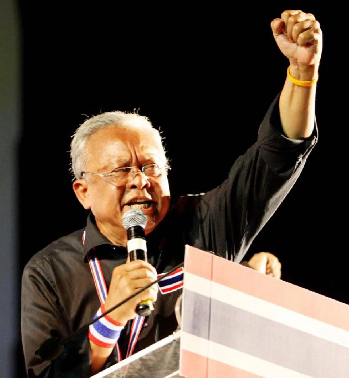 Suthep calls on followers to overthrow 'Thaksin regime' Suthep calls on followers to overthrow 'Thaksin regime'