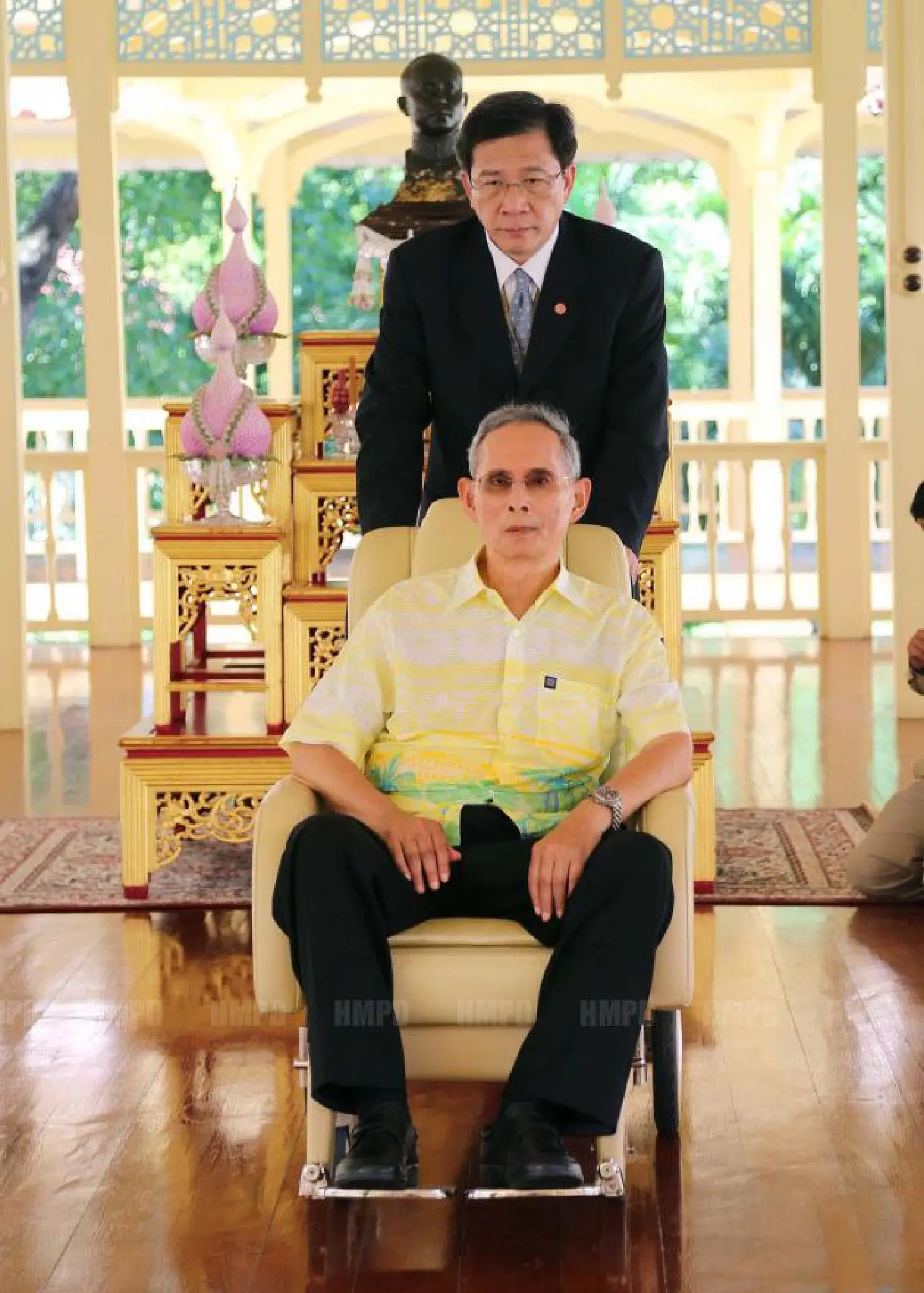 King visits palace in Cha-am King visits palace in Cha-am
