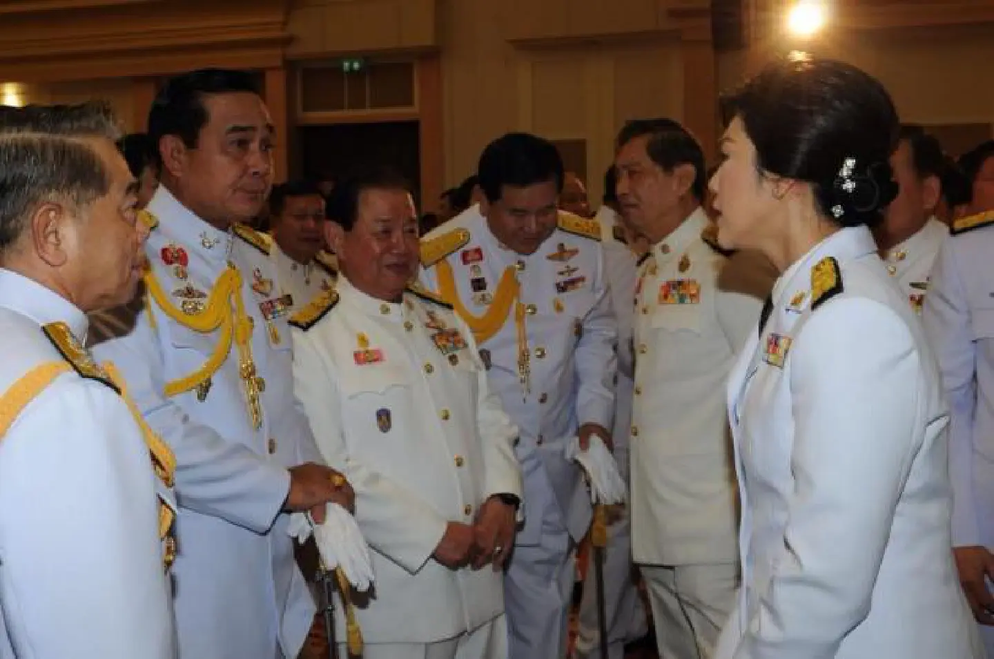 Yingluck talks to Prayuth Yingluck talks to Prayuth